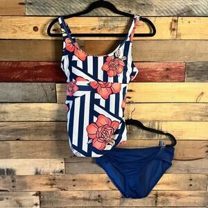 Crane Blue And White Floral‎ Two Piece Swim Suit Size Medium